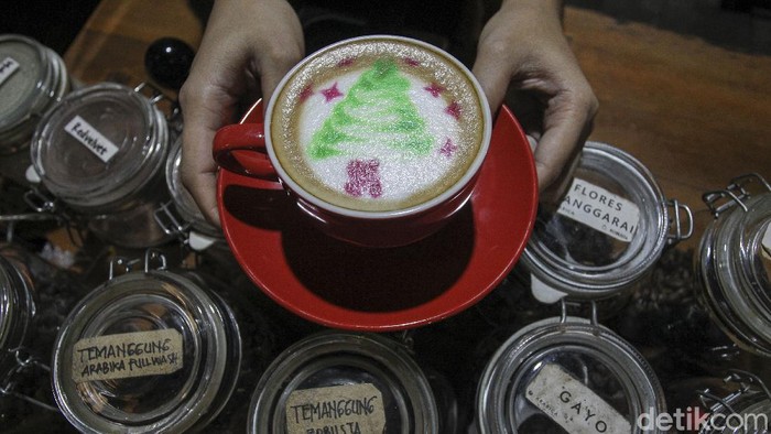 Menyambut Hari Raya Natal, coffee shop di Yogyakarta memberikan menu spesial yakni cappuccino bergambar pohon natal.