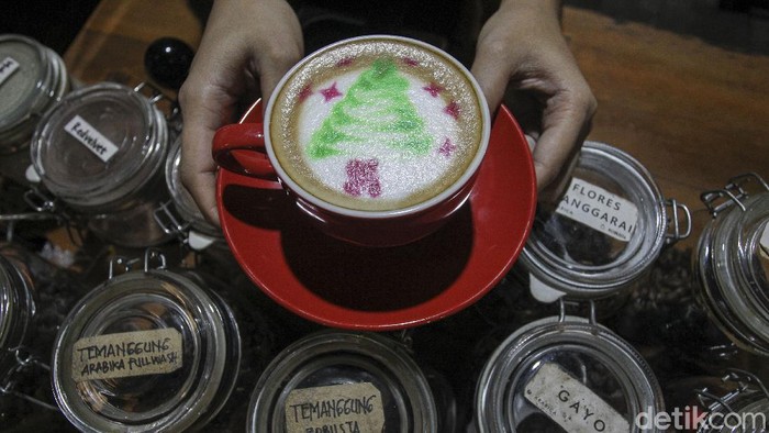 Yuk, Cobain Cappuccino Spesial Bergambar Tema Natal Menyambut Hari Raya Natal, coffee shop di Yogyakarta memberikan menu spesial yakni cappuccino bergambar pohon natal.