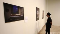 Salah satu karya fotografer Indonesia yang menampilkan jenazah korban COVID-19 ikut dipamerkan.