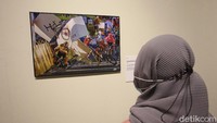 Pengunjung mengamati foto yang dipamerkan saat pameran keliling World Press Photo 2021 di Pendhapa Art Space, Bantul, Yogyakarta, Selasa (21/12/2021).