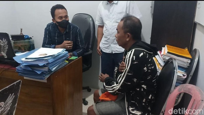 Abdul Rahim (49) masih diperiksa polisi terkait pengakuan menjadi joki vaksinasi COVID-19 di Kabupaten Pinrang, Sulsel (Hasrul Nawir/detikcom)
