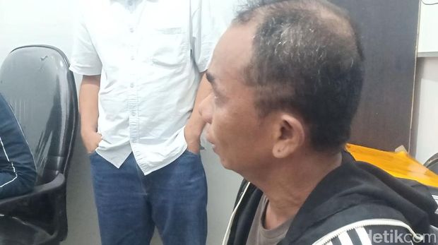 Abdul Rahim (49) masih diperiksa polisi terkait pengakuan menjadi joki vaksinasi COVID-19 di Kabupaten Pinrang, Sulsel (Hasrul Nawir/detikcom)