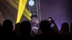 Terpukau Aksi Panggung Band Legendaris God Bless