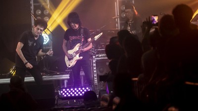 Terpukau Aksi Panggung Band Legendaris God Bless