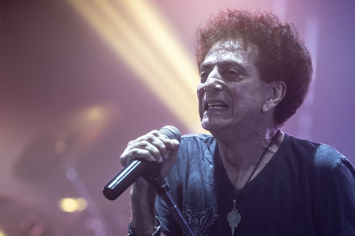 Vokalis grup musik God Bless Ahmad Albar (kiri) dan gitaris Ian Antono (kanan) beraksi saat tampil pada acara 