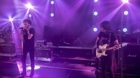 Vokalis grup musik God Bless Ahmad Albar (kiri) dan gitaris Ian Antono (kanan) beraksi saat tampil pada acara RE:Creating di Bengkel Space SCBD, Jakarta, Senin (20/12/2021).