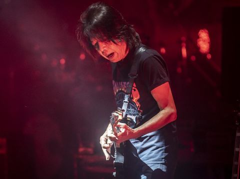 Vokalis grup musik God Bless Ahmad Albar (kiri) dan gitaris Ian Antono (kanan) beraksi saat tampil pada acara 