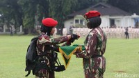 Serda Kowad Safira yang membawa tiga brevet kehormatan, baret merah, dan pisau komando emas untuk KSAD Jenderal TNI Dudung Abdurachman di Makopassus Cijantung, Jakarta Timur.