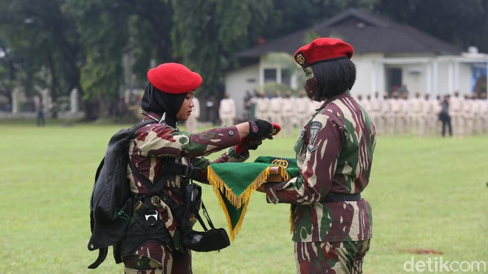 Aksi Memukau Penerjun Payung Wanita Koppasus Aksi Korps Wanita Angkatan Darat atau Kowad saat terjun payung begitu menyita perhatian, Selasa, (21/12/2021).