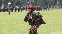 Dalam aksinya, Sersan Dua (K) Safira membawa brevet dan baret merah yang akan diberikan kepada KASAD Jenderal TNI Dudung Abdurachman di Makopassus, Cijantung, Jakarta.