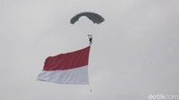 Ada 6 Prajurit Kopassus dalam melakukan penerjunan ini, 2 diantaranya perempuan yaitu Serda (K) Safira dan Sertu (K) Siwi, Selasa, (21/12/2021).