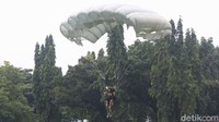 Sersan Dua (K) Safira melakukan penerjunan free fall.
