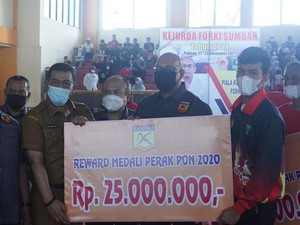 Andre Rosiade Buka Kejurda FORKI Sumbar dan Bagikan Bonus PON Papua