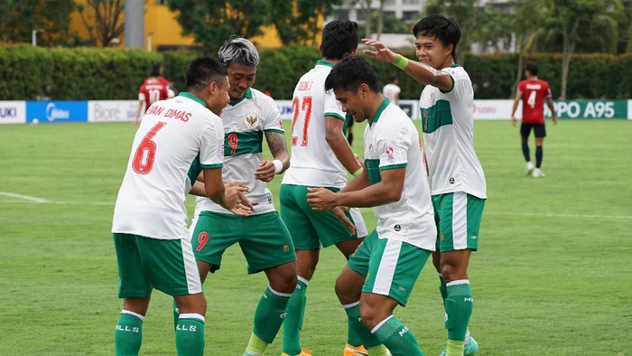 Pesepak bola Timnas Indonesia Asnawi Mangkualam (kedua kanan) melakukan selebrasi bersama rekan-rekannya usai membobol gawang Timnas Laos di dalam babak pertama pertandingan grup B Piala AFF 2020 di Stadion Bishan, Singapura, Minggu (12/12/21). Timnas Indonesia berhasil mengalahkan Laos 5-1. ANTARA FOTO/Humas PSSI/app/hp.