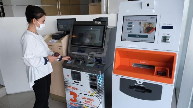 Nasabah tengah memanfaatkan jaringan ATM BNI.