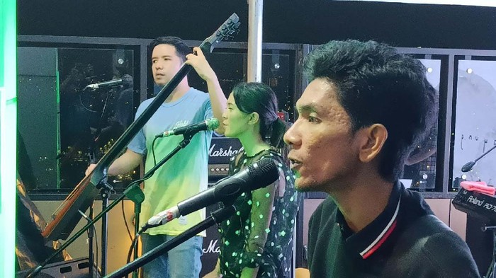 Band Payung Teduh tampil dalam acara musik di Tamelo Atap Cafe, Depok. Begini aksi mereka.