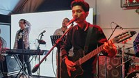 Payung Teduh membawakan sejumlah lagu hits mereka.
