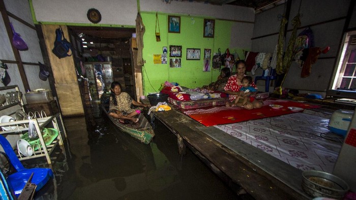 Banjir di Banjar, Vaksinasi dan Kantor Polisi Tetap Layani Warga Banjir merendam Kabupaten Banjar, Kalimantan Selatan. Meski banjir pelayan di Mapolsek Martapura dan proses vaksinasi tetap berjalan.