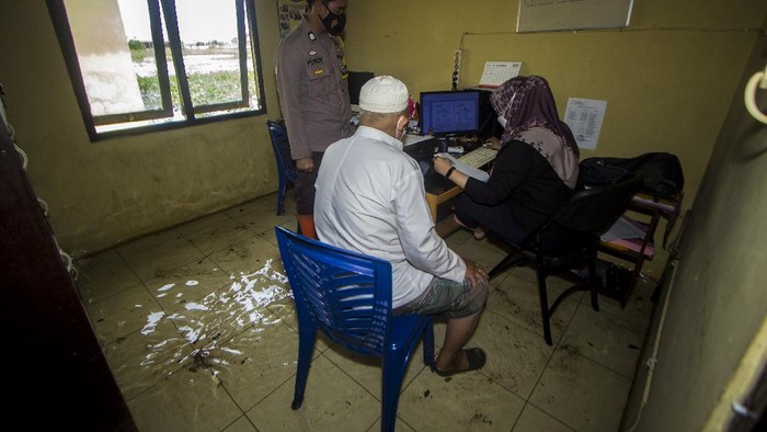 Banjir di Banjar, Vaksinasi dan Kantor Polisi Tetap Layani Warga Banjir merendam Kabupaten Banjar, Kalimantan Selatan. Meski banjir pelayan di Mapolsek Martapura dan proses vaksinasi tetap berjalan.
