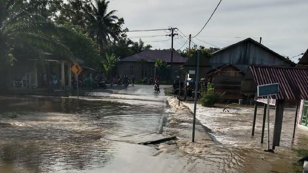 Banjir melanda 13 desa di 2 kecamatan di Kabupaten Nagan Raya. Tinggi air mencapai 70 cm (dok BPBA)