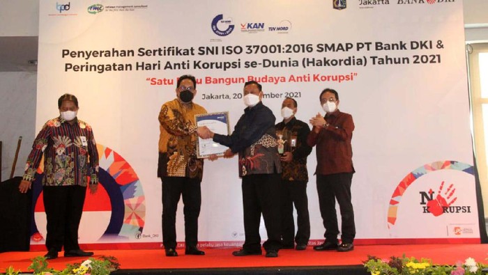 Bank DKI Raih Sertifikat SNI ISO 37001:2016 Bank DKI meraih Sertifikat SNI ISO 37001:2016. Sertifikat ini mengatur tentang sistem manajemen anti penyuapan atau yang dikenal dengan istilah SMAP.
