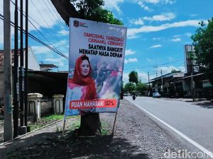 Banner Puan Maharani Bertebaran di Lokasi Terdampak Erupsi Semeru