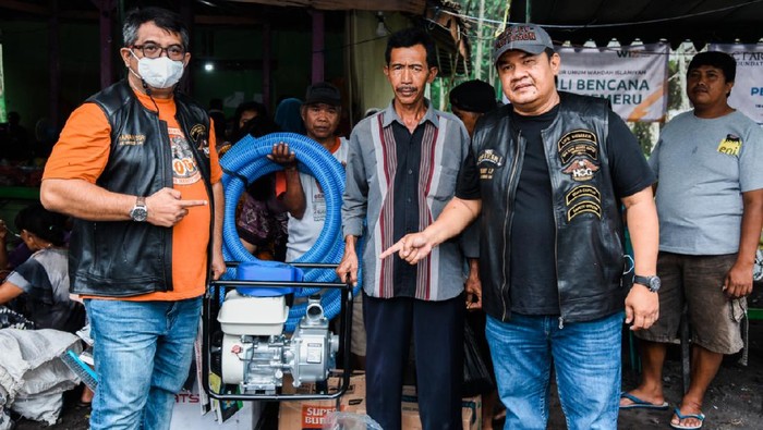 Bikers Harley Owners Group (H.O.G) Anak Elang Jakarta Chapter membantu korban erupsi Gunung Semeru