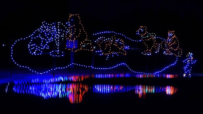 Musim liburan menjadi titik terang bagi bisnis festival cahaya. Pasalnya, bisnis hiburan ini terdampak cukup parah kala pandemi COVID setahun terakhir, Selasa, (21/12/2021).