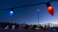 Pertunjukan pencahayaan adalah tradisi yang dihormati selama liburan, dan orang-orang sering berkeliling berbagai lingkungan untuk melihat lampu warna-warni. Operasi komersial membawanya ke tingkat lain, dengan ratusan ribu lampu berkelap-kelip, musik yang disinkronkan, alat peraga animasi, dan perlengkapan bercahaya lainnya yang ditujukan untuk menimbulkan wow!