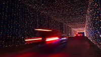 Ternyata melihat gemerlap lampu luar ruangan dengan berjalan kaki, atau dari dalam mobil, adalah aktivitas yang aman di tengah lonjakan infeksi COVID-19. Tiket sering dilakukan secara online, dan tiket dapat dipindai melalui jendela kendaraan.