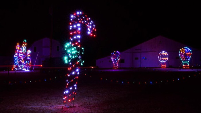 Musim liburan menjadi titik terang bagi bisnis festival cahaya. Pasalnya, bisnis hiburan ini terdampak cukup parah kala pandemi COVID setahun terakhir, Selasa, (21/12/2021).