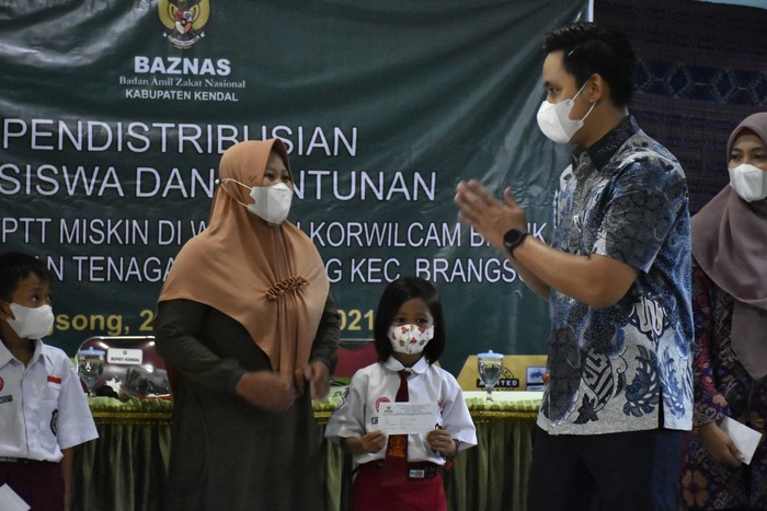 Bupati Kendal-Baznas Salurkan Bantuan bagi Wali Murid hingga Rp 2 M