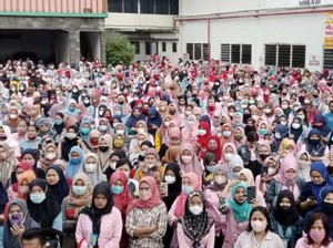 Tuntut Kenaikan Upah, Buruh Garmen di Sukabumi Mogok Kerja