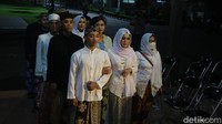 Lalu ada busana saudagar muslim dan peranakan. Saudagar muslim putra mengenakan jas tutup kerah, sarung batik Kudus Sekar Jagad Mbregat, hingga iket kepala batik. Saudagar muslim putri mengenakan baju encim bordir putih, jarik batik Kudus Sekar Jagad Mbregat, kerudung panjang bordir putih rambut tertutup hingga mengenakan perhiasan. (Dian Utoro Aji/detikTravel)