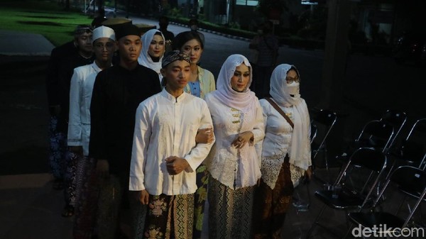 Lalu ada busana saudagar muslim dan peranakan. Saudagar muslim putra mengenakan jas tutup kerah, sarung batik Kudus Sekar Jagad Mbregat, hingga iket kepala batik. Saudagar muslim putri mengenakan baju encim bordir putih, jarik batik Kudus Sekar Jagad Mbregat, kerudung panjang bordir putih rambut tertutup hingga mengenakan perhiasan. (Dian Utoro Aji/detikTravel) Lalu ada busana saudagar muslim dan peranakan. Saudagar muslim putra mengenakan jas tutup kerah, sarung batik Kudus Sekar Jagad Mbregat, hingga iket kepala batik. Saudagar muslim putri mengenakan baju encim bordir putih, jarik batik Kudus Sekar Jagad Mbregat, kerudung panjang bordir putih rambut tertutup hingga mengenakan perhiasan. (Dian Utoro Aji/detikTravel)