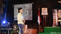 Model yang memeragakan busana Kudusan tampak cantik dan anggun mengenakan jarik batik Kudusan, dengan dipadu kebaya encim putih bordir. Sedangkan model prianya mengenakan jas koko warna putih bordir, iket Kudusan, dan mengenakan sandal terompah. (Dian Utoro Aji/detikTravel)