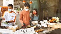 Belajar masak bareng chef profesional, Chika dan Dimas terlihat kompak membuat hidangan bersama-sama. Kira-kira mereka bikin apa ya?