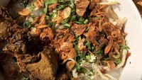 Di Instagram highlights, Chika bahkan memajang unggahan khusus makanan. Salah satu yang ia pamerkan adalah bubur ayam plus sate ati yang cocok buat sarapan.