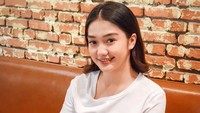 Strawberry milkshake please, tulis Chika di keterangan foto. Sepertinya minuman buah plus susu yang manis ini jadi salah satu minuman favorit Chika.
