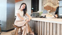 Gadis kelahiran tahun 2000 ini sedang santai di coffee shop. Menggunakan outfit senada dengan warna kopi, Chika pun tak lewatkan foto OOTD di sini.