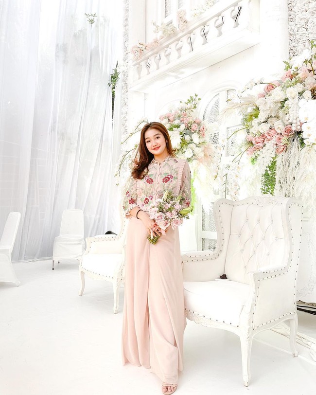 Chika juga sempat mendapat banyak nyinyiran dari netizen karena dianggap telah mempermainkan perasaan Dimas. Pasalnya ketika keduanya sedang dekat, Chika justru memilih mengumumkan hubungan asmaranya dengan Thariq Halilintar. Foto: Instagram chndrika_