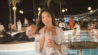 Foto ini seolah jadi bukti lain kalau Chika memang gemar minum milkshake strawberry. Ia juga memesannya saat santai di pool cafe.