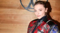 Sepanjang tahun 2021 dia sudah main di beberapa proyek seperti Tom & Jerry, The Addams Family 2, dan akan segera tayang Mother/Android. (Foto: dok. Instagram @chloegmoretz)