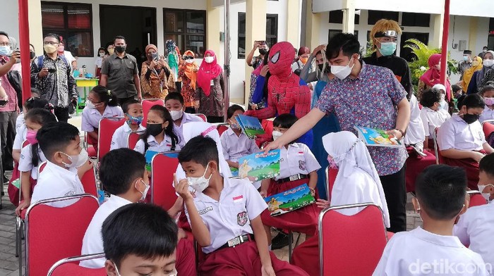 Pemkot Solo memulai vaksinasi anak usia 6 hingga 11 tahun hari ini. Tokoh karakter kartun pun hadir untuk hibur anak-anak yang akan disuntik vaksin COVID-19.