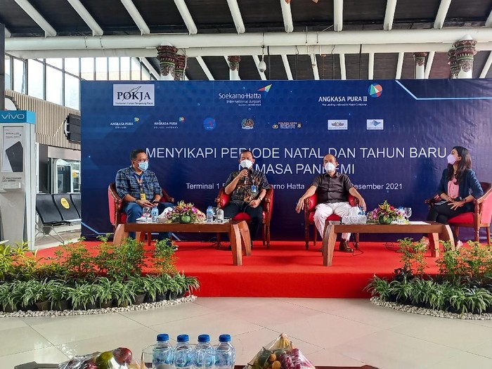 Executive General Manager Airport Operation Division AP II, Eri Braliantoro (kemeja motif kotak-kotak, paling kiri).