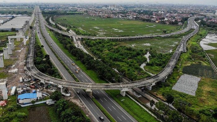 Foto Udara Gerbang Tol Gedebage yang Belum Juga Dibuka Foto udara gerbang keluar Jalan Tol Purbaleunyi di KM 149, Gedebage, Bandung, Jawa Barat, Selasa (21/12/2021). Pemerintah Kota Bandung melayangkan surat kepada Kementerian PUPR untuk membuka gerbang Tol Gedebage KM 149 sebagai bentuk dukungan terhadap pengembangan kawasan Bandung Timur. ANTARA FOTO/Raisan Al Farisi/rwa.