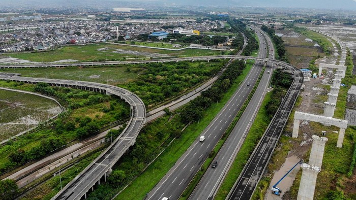 Foto Udara Gerbang Tol Gedebage yang Belum Juga Dibuka Foto udara gerbang keluar Jalan Tol Purbaleunyi di KM 149, Gedebage, Bandung, Jawa Barat, Selasa (21/12/2021). Pemerintah Kota Bandung melayangkan surat kepada Kementerian PUPR untuk membuka gerbang Tol Gedebage KM 149 sebagai bentuk dukungan terhadap pengembangan kawasan Bandung Timur. ANTARA FOTO/Raisan Al Farisi/rwa.