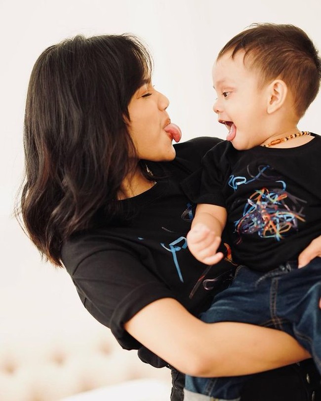 Melalui akun Instagram pribadinya, Fuji seringkali terlihat membagikan momen kebersamaannya dengan Gala. Tak hanya setelah Vanessa dan Bibi meninggal dunia, sebelumnya pun Fuji memang diketahui memiliki hubungan yang cukup dekat dengan Vanessa, Bibi, dan Gala Sky. Foto: Instagram/@fuji_an