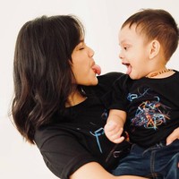 Melalui akun Instagram pribadinya, Fuji seringkali terlihat membagikan momen kebersamaannya dengan Gala. Tak hanya setelah Vanessa dan Bibi meninggal dunia, sebelumnya pun Fuji memang diketahui memiliki hubungan yang cukup dekat dengan Vanessa, Bibi, dan Gala Sky. Foto: Instagram/@fuji_an