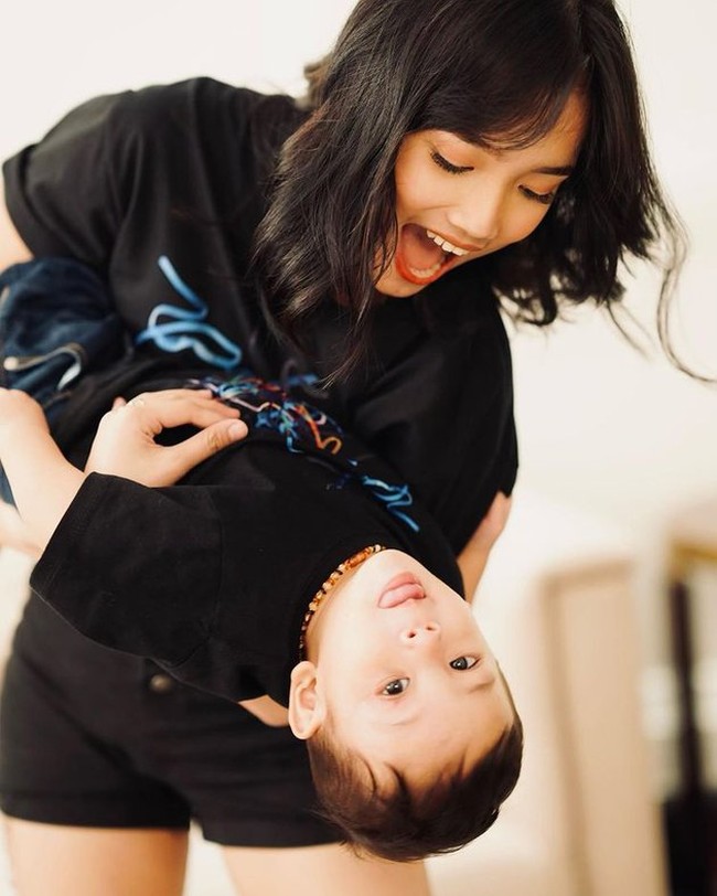 Di tengah perseteruan antara keluarga Vanessa Angel dan Bibi Ardiansyah, kebersamaan Fuji dan Gala Sky memang sering mencuri perhatian. Seperti di dalam foto-foto yang beberapa waktu lalu baru saja dibagikan oleh Fuji di akun Instagramnya. Foto: Instagram/@fuji_an